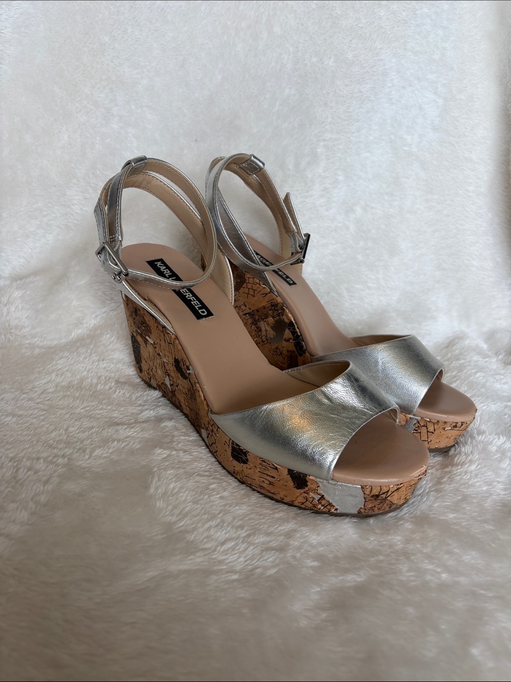 Karl Lagerfeld Carin Wedge Sandal In Silver Leather | Size 8M